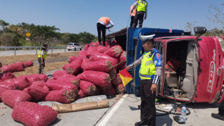 Pecah Ban, Truk Muatan Bawang Merah Terguling di Tol Jomo