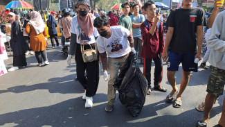 Relawan Langsung Bersihkan Sampah Usai Simpatisan AMIN Padati Simpang Balapan