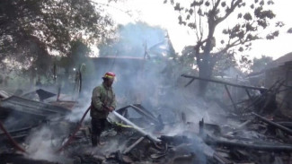 Konsleting Arus Listrik, Dapur dan Gudang Milik Warga Jombang Ludes Terbakar