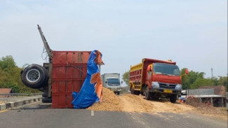 Patah As Roda Belakang, Truk Gandeng Muatan Tanah 35 Kubik Terguling di Jombang