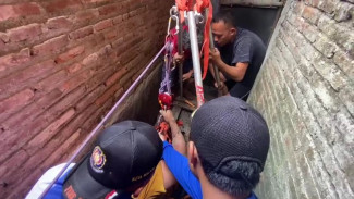 Damkar Evakuasi Pria Berbobot 100 Kilogram Dari Lubang Pembuangan Air Sedalam 6 Meter