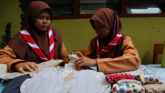 Keren, Santriwati Ponpes Mambaul Hikam Jombang Bikin Pembalut Ramah Lingkungan
