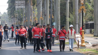 Peringati HUT ke 78 Jatim, Pj Wali Kota Jalan Kaki Bareng Ribuan Warga