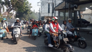 Ratusan Pecinta Vespa di Pasuruan Touring Sambil Sarungan Untuk Peringati Hari Santri