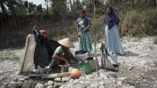 Kemarau Parah, Warga Jombang Mengais Air Bersih dari Kubangan di Sungai yang Kering