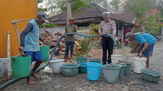Senangnya Ratusan Warga Terdampak Kekeringan di Jombang Terima 14 Ribu Liter Air Bersih