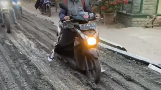 Viral di Medsos, Sejumlah Kendaraan Terobos Proyek Jalan di Jombang yang Baru Dicor