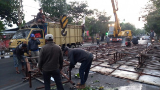 Membahayakan Pengendara, Satpol PP Kota Batu Bongkar 2 Bando Jalan