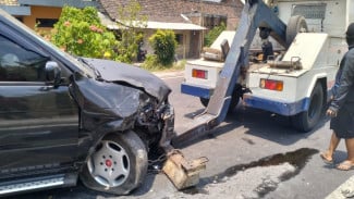 Adu Banteng Motor Vs Mobil Panther di Jombang, Satu Orang Tewas