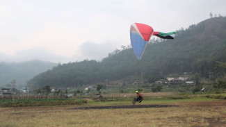 Bendera Palestina Berkibar di Langit Kota Batu