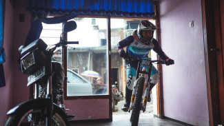Serunya Balapan Downhill di Kungkuk, Lintasi Dapur hingga Ruang Tamu Rumah Warga