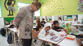 Aries Agung Paewai Apresiasi SDN Temas 1 yang Wajibkan Murid Kenakan Baju Adat