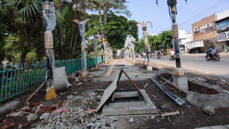 Minus Puluhan Persen, Pj Bupati Jombang Pelototi Proyek Rehabilitasi Jalan Gus Dur