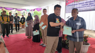 Senyum Bahagia Warga Pesanggrahan Terima Sertifikat PTSL