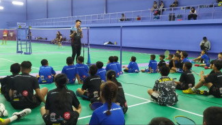 Puluhan Atlet Bulutangkis Cilik di Malang Ikuti Coaching Clinic dari Binus University