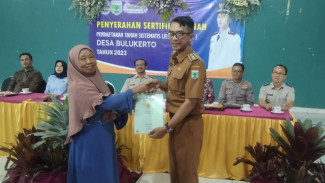 Warga Bulukerto Sumringah usai Terima Sertifikat PTSL