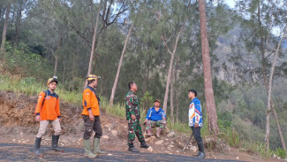 Kebakaran Meluas Puluhan Personel Diterjunkan Untuk Padamkan Api di Lereng Gunung Panderman