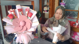 Jelang Perayaan Hari Guru, Perajin Buket di Jombang Ramai Pesanan