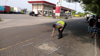Gagal Nyalip, Pengendara Motor Matic di Jombang Sruduk Truk
