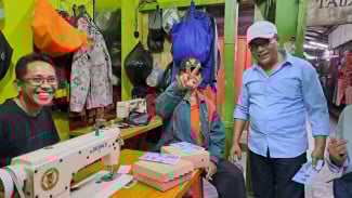 TKD Prabowo-Gibran Bagikan Makanan Sehat ke Pedagang Pasar di Malang