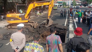 Ada Lubang Besar di Jalan Bandung Kota Malang Bekas Gorong-gorong Tinggalan Belanda