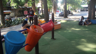 Ironis, Fasilitas Bermain RTH Kebon Rojo Jombang Jadi Tong Sampah