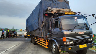Mobil Pajero Dikemudikan ASN Situbondo Ringsek Tabrak Truk di Tol Pasuruan