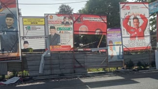 Orang Tidak Dikenal Terekam CCTV Merusak Baliho Capres Ganjar-Mahfud di Pasuruan