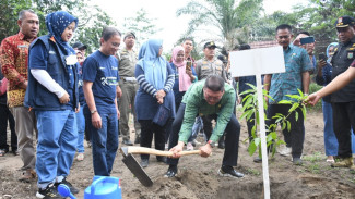 Hijaukan Hulu Brantas, PJT I dan PNM Tanam 5.750 Bibit Pohon