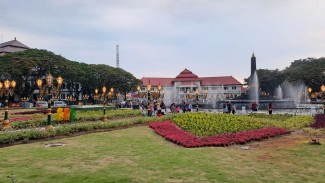 Alun-alun Tugu Kota Malang Ramai Pengunjung saat Libur Nataru