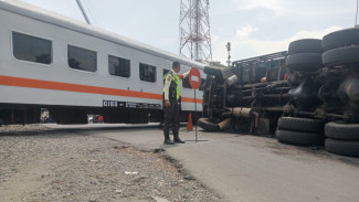 Awas Ada Truk Batu Bara Terguling di Depan Pintu Perlintasan KA Wahid Hasyim Jombang