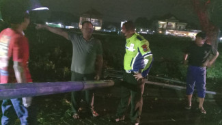 Tertimpa Tiang Lampu saat Berkendara, Pelajar di Jombang Meninggal Dunia