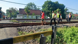 Pria Paruh Baya di Jombang Tabrakan Diri ke Kereta Api yang Melintas