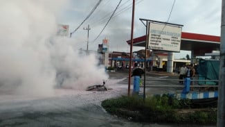 Antar Anak ke Sekolah, Sepeda Motor Emak-emak di Jombang Tiba-tiba Terbakar
