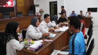 10 Hari Bekerja, Tenaga Sortir dan Lipat Surat Suara Pemilu di Jombang Terima Upah