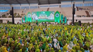 Harlah ke 78 Ribuan Kader Muslimat NU Hijaukan Gor Ken Arok Malang