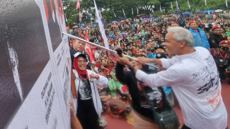 Ganjar Pranowo Lakukan Simulasi Coblosan Bersama Ribuan Pendukung di Malang