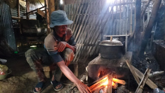Kisah Rudik, Hidup Sendiri di Rumah Tak Layak Huni Bersama Hewan Ternak di Kota Batu