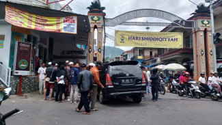 Usai Tabrak dan Serempet Kendaraan Lain, Mobil Ugal-ugalan Diamuk Massa
