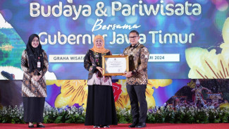 Pj Wali Kota Batu Raih Penghargaan Kepala Daerah Pendukung Pariwisata Terbaik dari Gubernur Khofifah