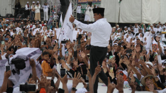 Anies Sanjung Militansi Pendukung Yang Hadir di Kampaye Akbar Pasuruan