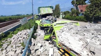 Truk Bermuatan Bata Ringan Tabrak Truk Parkir di Jombang, Dua Orang Tewas