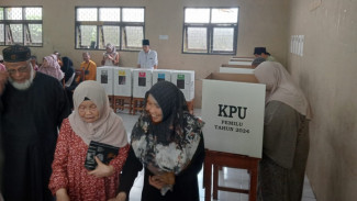 Penuh Semangat, Ibunda Cak Imin Jalan Kaki Datangi TPS 26 untuk Gunakan Hak Pilihnya