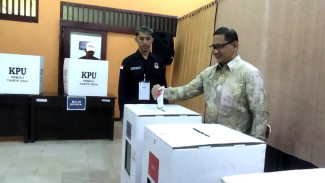 Kendarai Sepeda Motor ke TPS, Pj Wali Kota Batu, Aries Agung Paewai Suarakan Hak Pilihnya