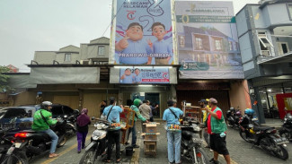 Syukuran Unggul di Quick Count, Relawan Prabowo-Gibran di Malang Traktir Bakso dan Roti