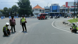 Seorang Pemotor Tewas Terlindas Dump Truk di  Bundaran Apollo Pasuruan