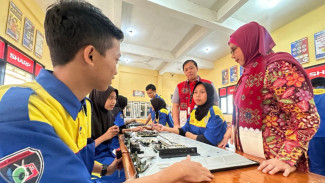 Tingkatkan Kualitas Lulusan, PT Sharp Electronics Indonesia Gelar Sharp Class di SMKN 1 Sukorejo