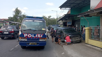 Minibus Tabrak Truk dan Sepeda Motor di Jombang, 5 Orang Luka-luka hingga Dilarikan ke RS