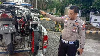 Belok Mendadak, Mobil Pickup di Jombang Disruduk Pemotor hingga Tewas