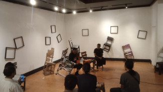 Rangsang Pemikiran Kritis Melalui Pameran Kursi dan Ngaji Filsafat